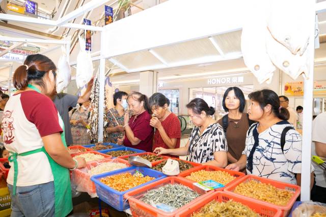 番禺分会场，丰收的喜悦在展销摊位上蔓延。