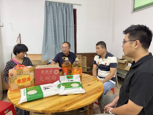 龙颈镇党委书记黄沛亮带队入户走访慰问。