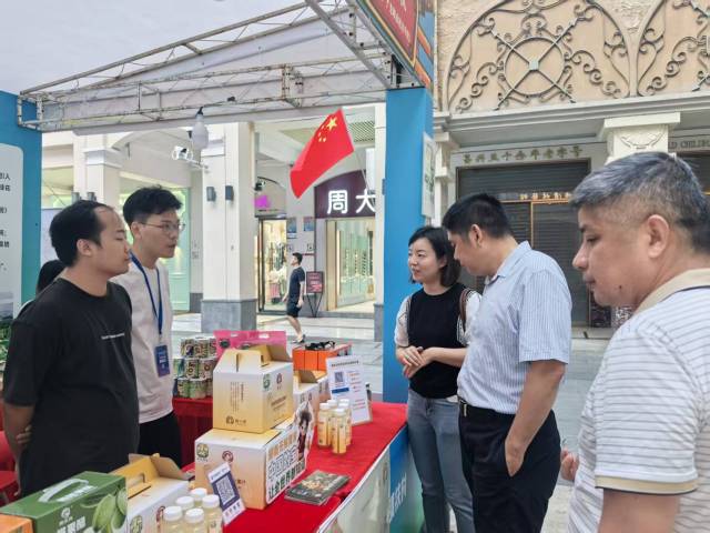 驻云浮市郁南县连滩镇帮镇扶村工作队参展的“黄小希”系列黄皮饮料受到欢迎。