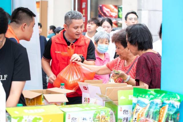 在驻河源市和平县长塘镇帮镇扶村工作队展位购买百香果的阿姨。