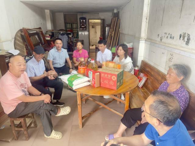 龙颈镇工作队队长、党委副书记姜晓波入户走访慰问。