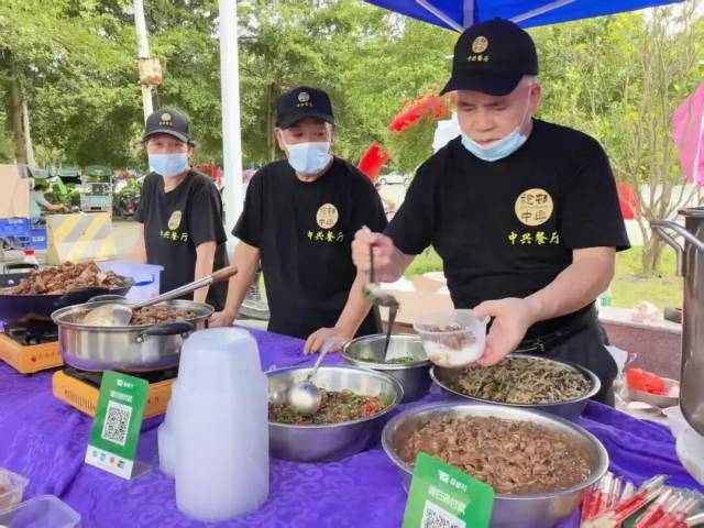 特产展位、美食档口为活动增添浓浓烟火气。