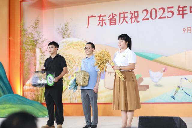 广东各地的粮食、水产、畜牧企业代表上台分享丰收故事。