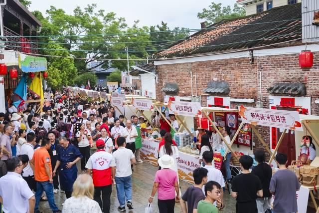 丰收集市人头攒动，丰收节成为城乡互联的桥梁。