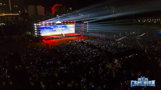 半决赛现场人山人海。