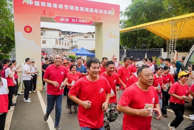 在封开分会场，土特产丰收寻宝活动吸引许多群众参与。