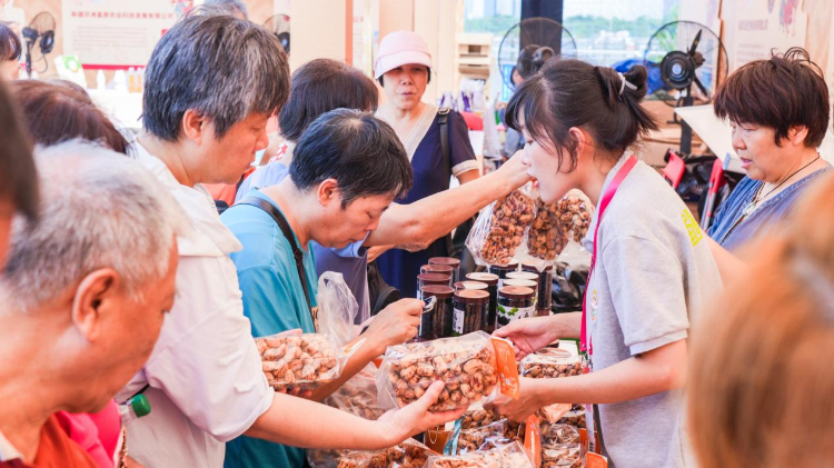 广州塔下逛吃“疆品大巴扎”，湾区消费者“扫货”忙