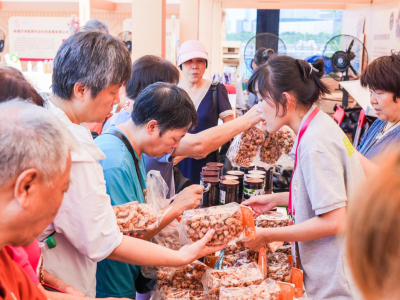 广州塔下逛吃“疆品大巴扎”，湾区消费者“扫货”忙