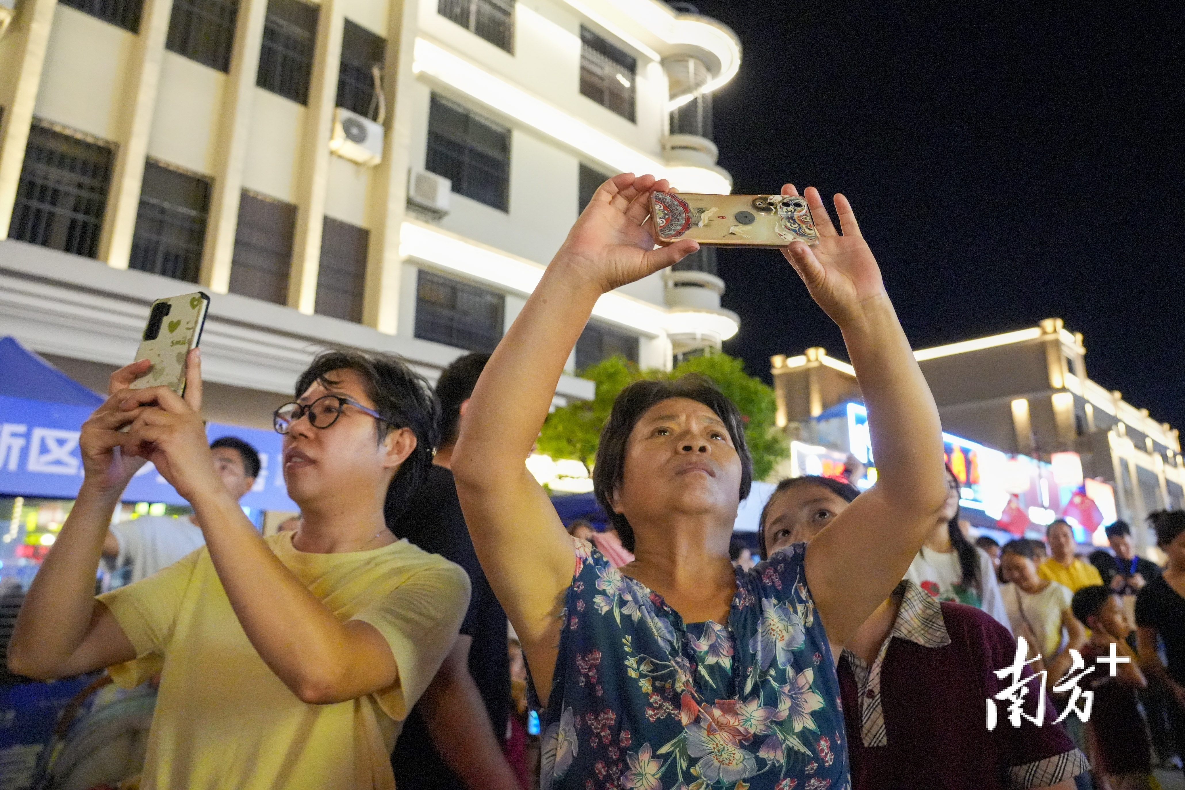 游客们纷纷抬头观赏，举着手机拍摄记录。&nbsp;