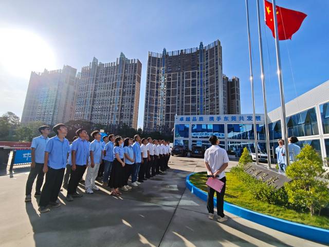 多图｜国旗下，东莞一线建设者以奋斗致敬祖国华诞