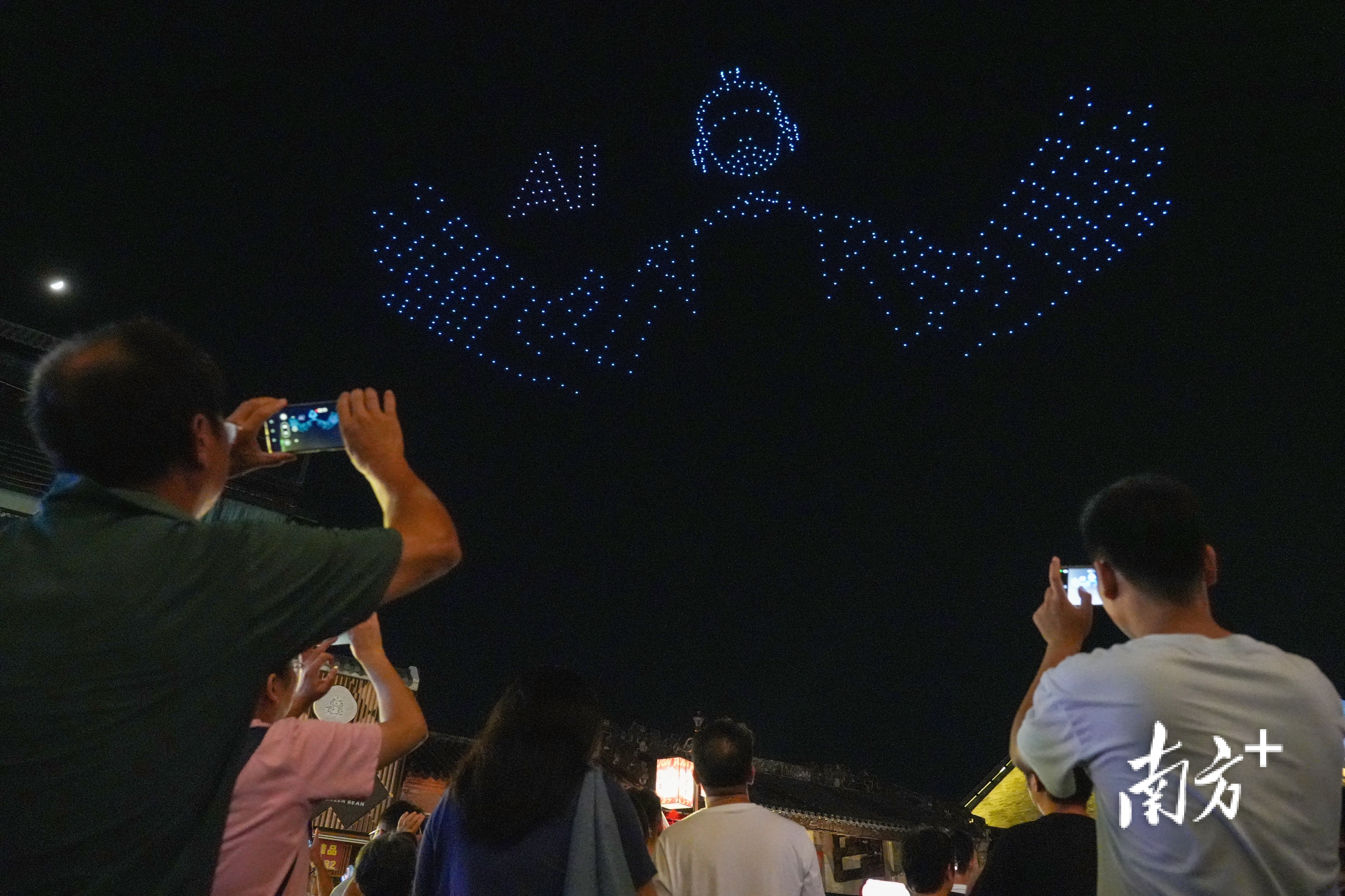 无人机编成AI机器人图案。&nbsp;