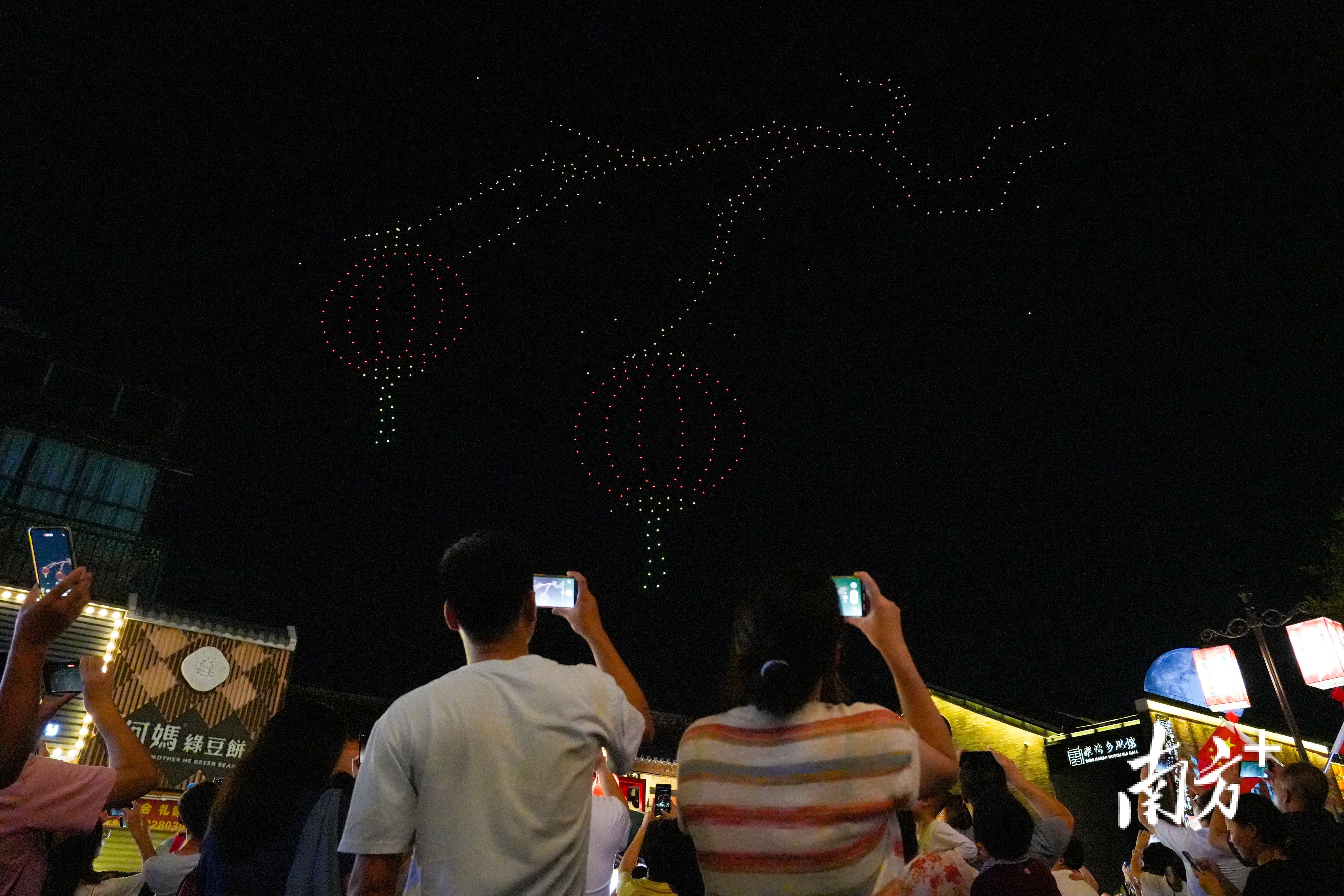 无人机编队化为象征中国传统节日的红灯笼。