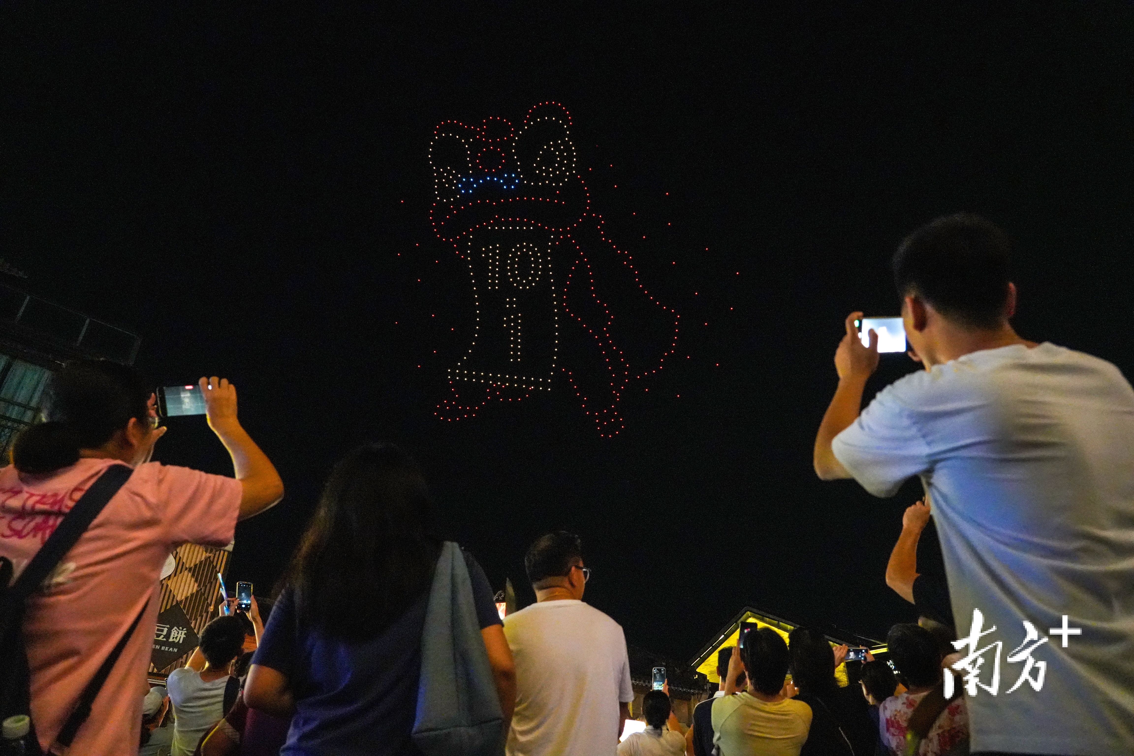 无人机编成舞狮图案。&nbsp;