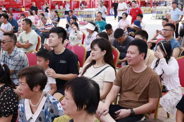 现场观众沉醉在看比赛氛围中。