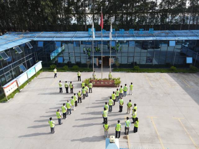 多图｜国旗下，东莞一线建设者以奋斗致敬祖国华诞