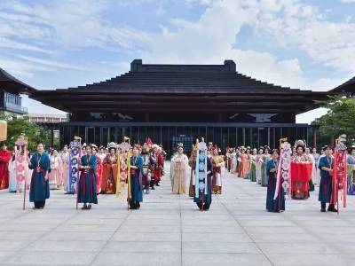 长假没远行？在珠三角遇见齐白石、李叔同、提香大师名作 | 在+看展