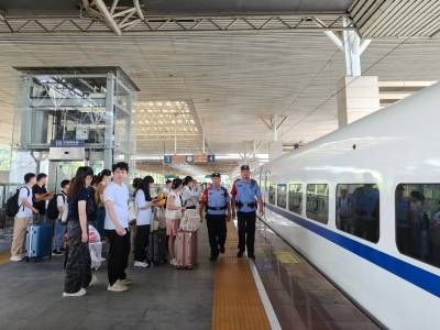 客流创新高，城轨中山站民警全力护航旅客“双节”出行