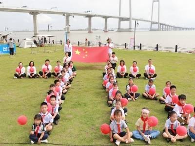 深中桥头庆国庆，名师联动上了一堂生动思政课