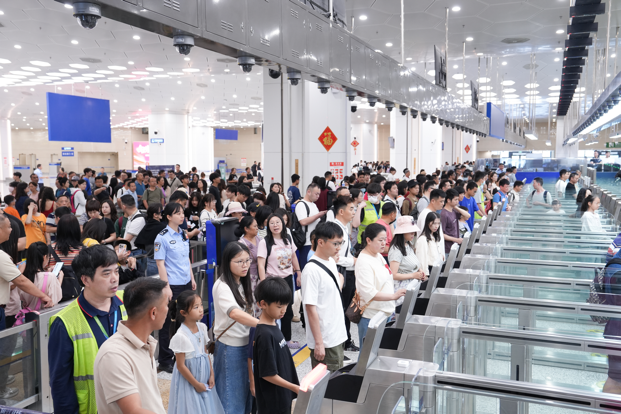 10月1日经横琴口岸出入境旅客约9.7万人次，车辆约1.03万辆次。受访者供图