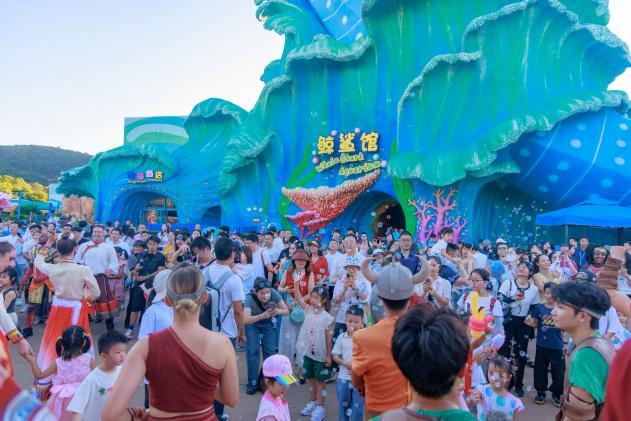 鲸鲨馆前，人们观看表演。受访者供图