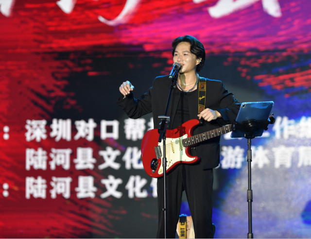 万花筒乐队到陆河演出。