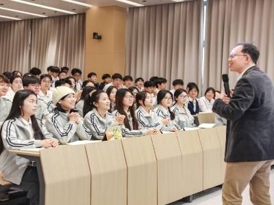 这堂大学思政课，学生下课了还想继续讨论，秘诀在哪？