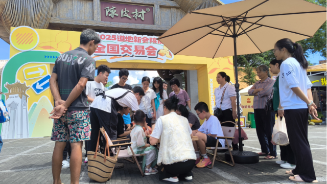 游客现场观摩体验新会鱼灯制作