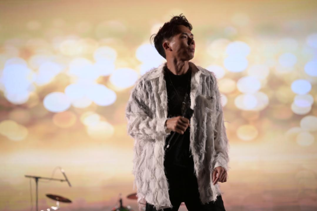 在平凡生活中，谢国宝没有放弃对音乐的追求。 