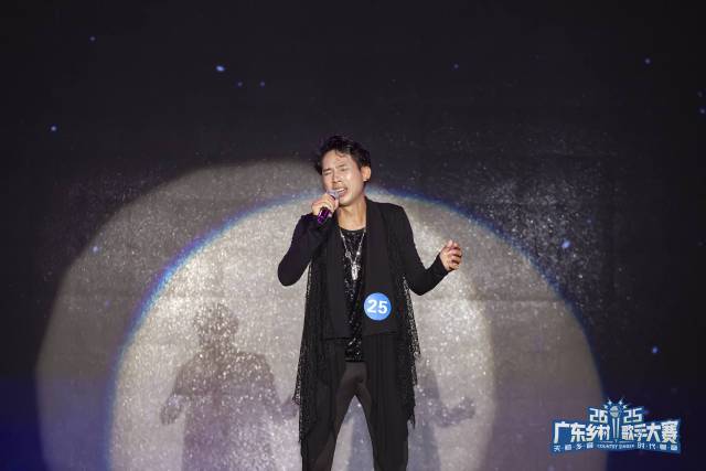 谢国宝在半决赛舞台唱《空心》。  