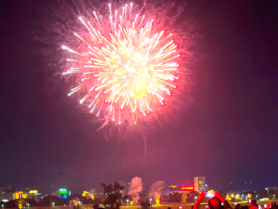 视频直击连州无人机烟花秀绽放，全城沉浸爱国情怀