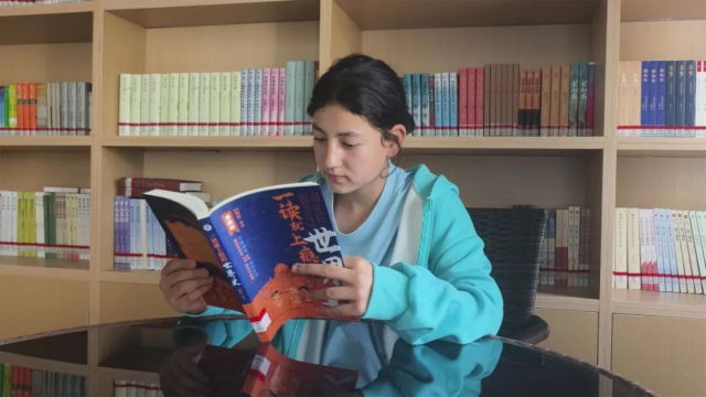 新疆疏附：以书香为伴，城市书吧里的“双节”时光