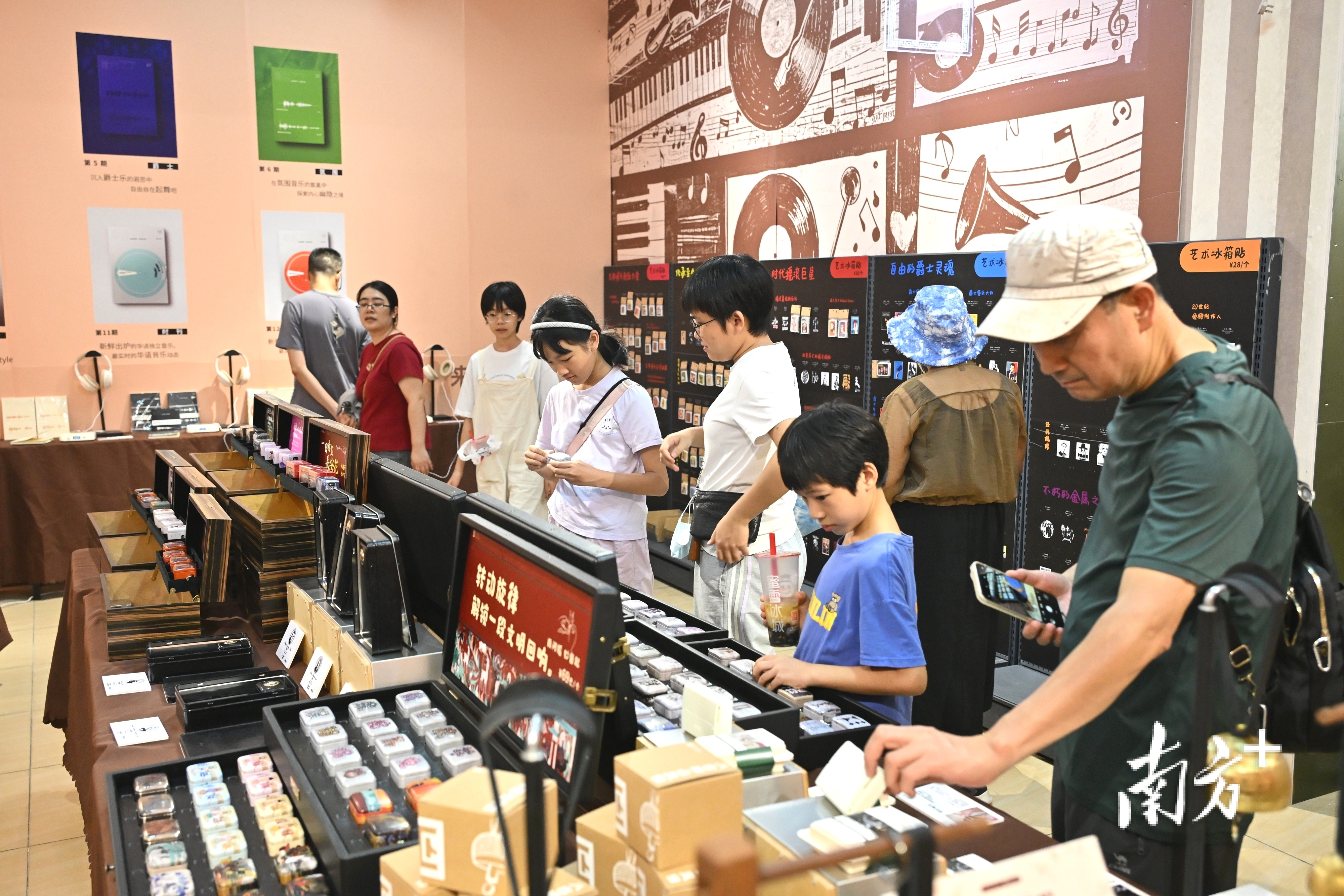 “双节”假期，众多市民游客走进罗行艺术墟的图书唱片市集。  通讯员供图