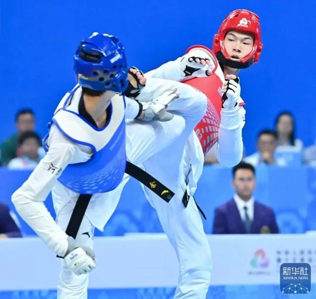 广东队选手黄科奋（右）和河南队选手余俊松在决赛中。图源新华社