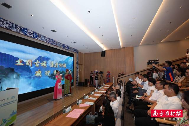 广西少数民族特色表演——莫府山歌对唱。