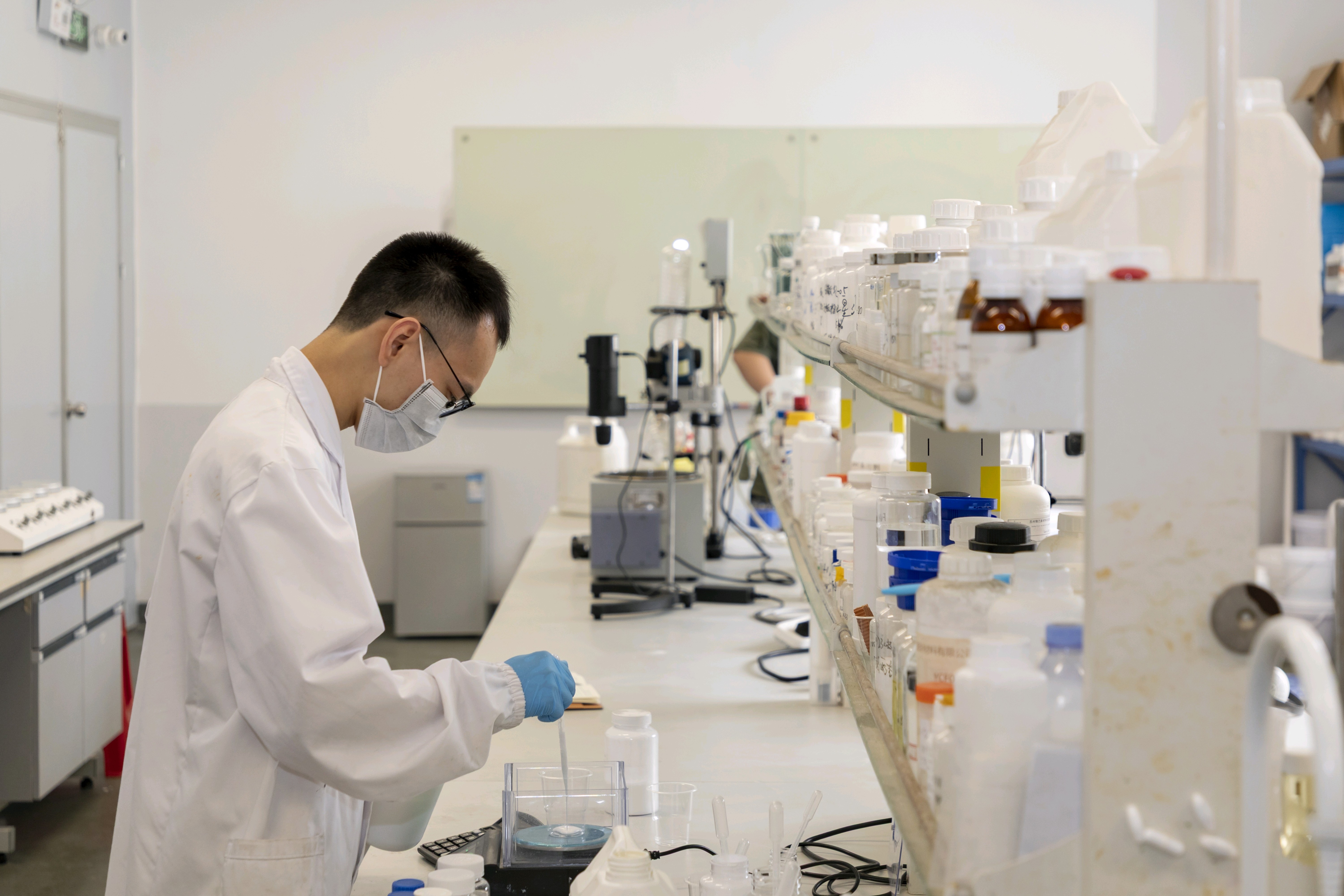 碳语新材料研发人员正在进行实验操作。 通讯员 通讯员 供图