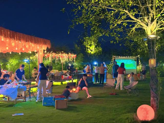 季稻温泉民宿，游客在烧烤、娱乐。通讯员供图