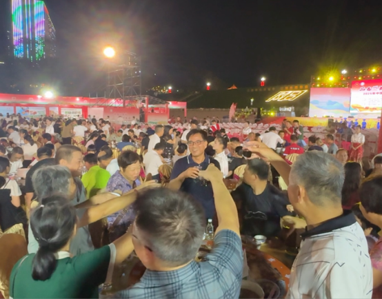 东湖广场设百余桌春砂仁宴。