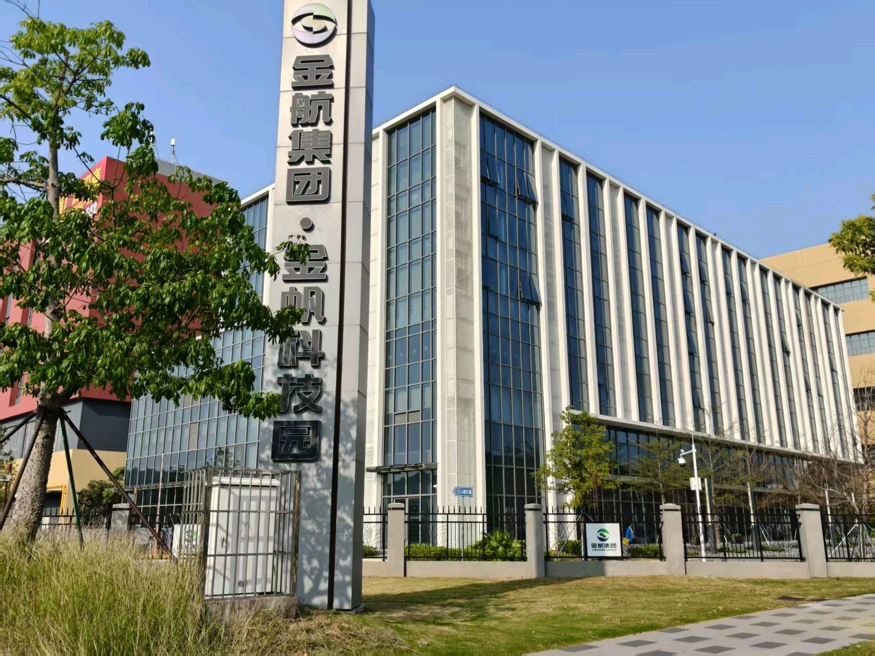 碳语新材料研发人员正在进行实验操作。 通讯员 通讯员 供图