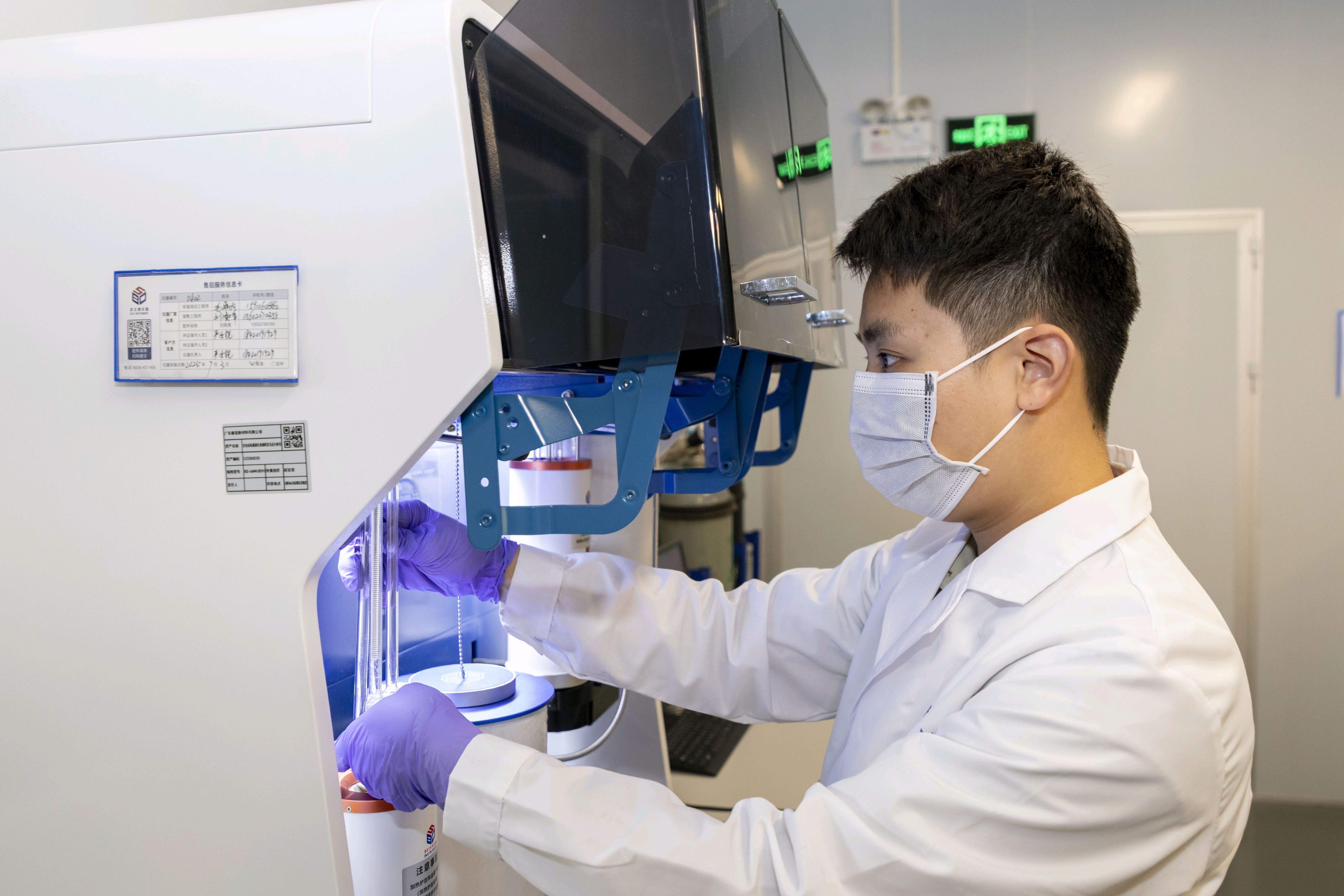 碳语新材料研发人员正在进行实验操作。 通讯员 通讯员 供图