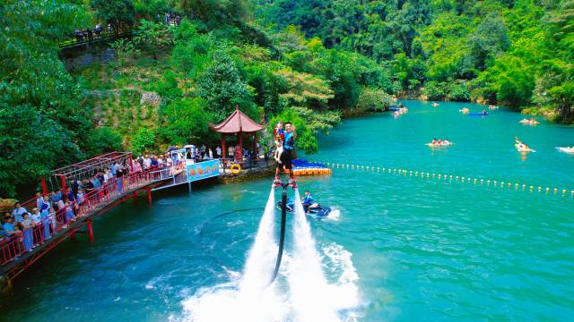 笔架山旅游区举办户外观瀑旅游季暨Mountain Walk徒步活动、新增瀑布飞人特技秀。通讯员供图