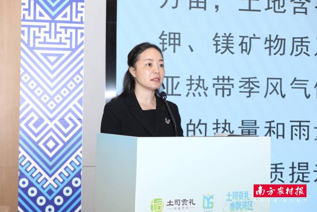 忻城县人民政府副县长韦献娟推介忻城特色农产品。