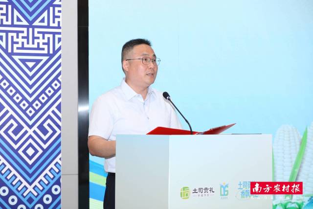 忻城县委副书记周茂根致辞。