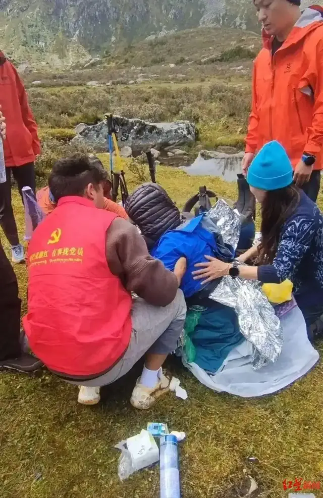 事发现场救助高反女游客（网传视频截图）