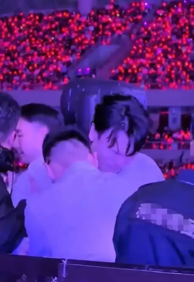 杨宗纬表情显得十分难受（视频截图）