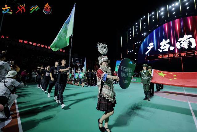 广东南海队入场。