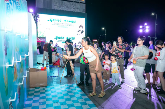 现场游戏互动区大排长龙。