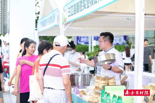 三江特色农产品吸引了市民们试吃。