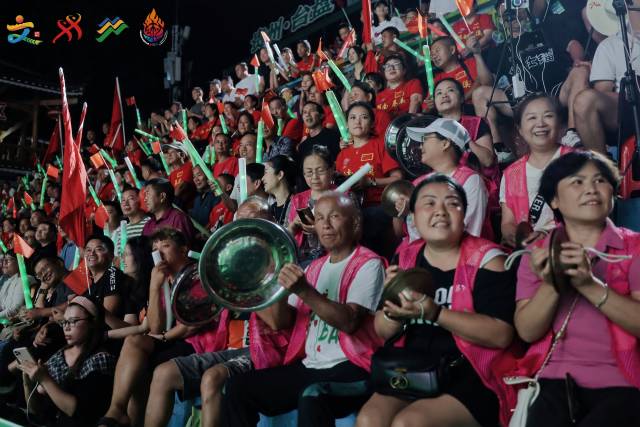 贵州乡亲们为球员加油。