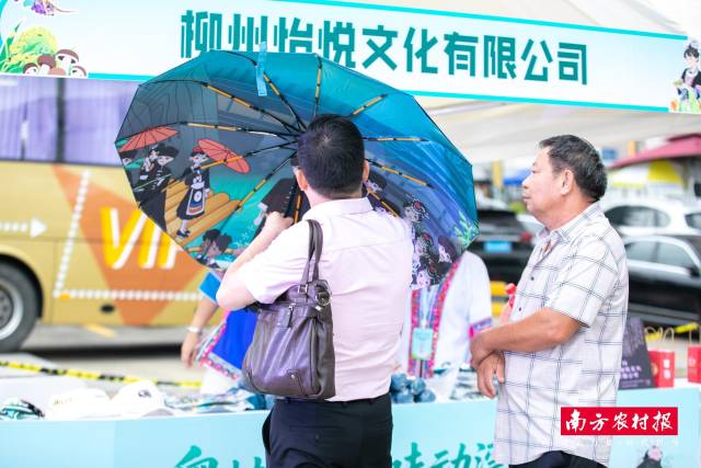 现场展示的农民画文创产品