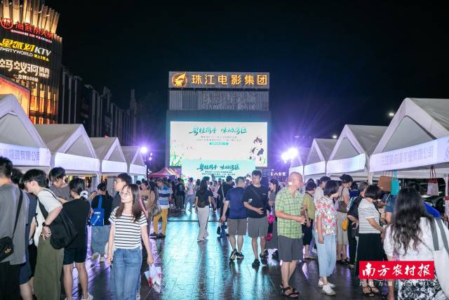 活动现场吸引了大批市民参与参观。